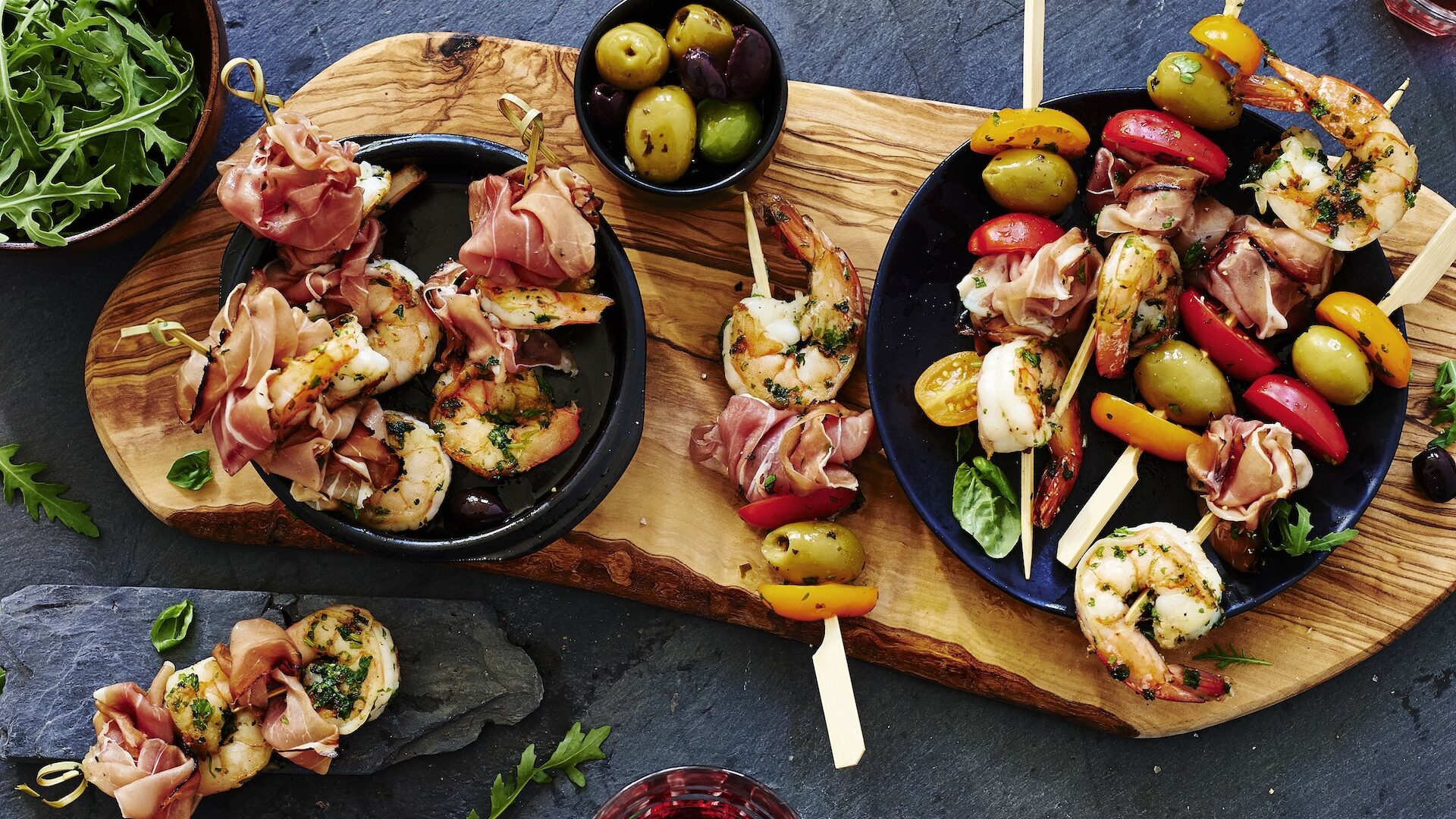 Tapas spiesjes met knoflookgarnalen en rauwe ham