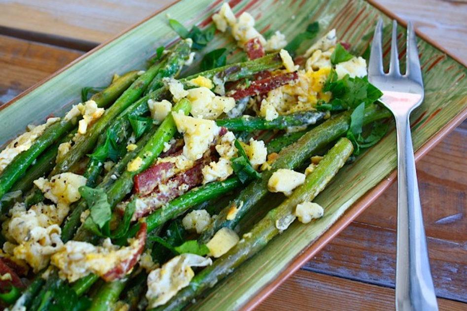 Vleeschwaar vleeswaren recept salade groene asperges ei blauwe kaas bacon chorizo
