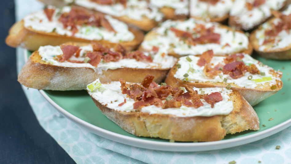 Crostini met roomkaas en ontbijtspek