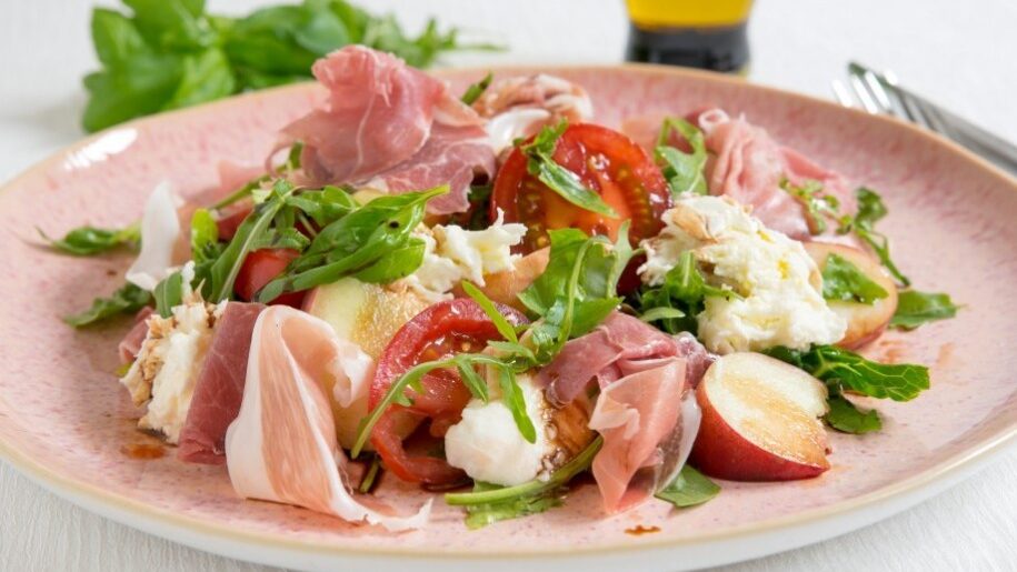 Zomersalade met perzik, mozzarella en parmaham