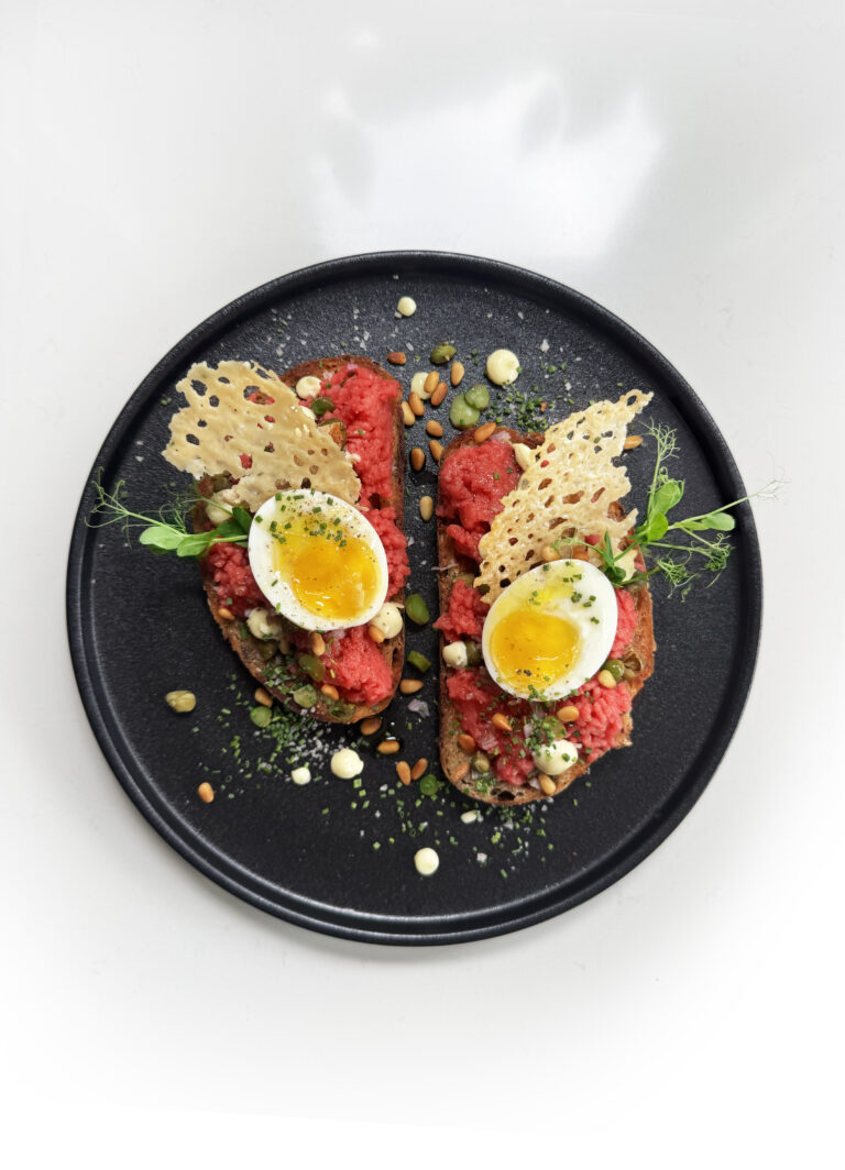 Toast met verse rundertartaar, half ei, truffelmayonaise en Parmezaan-crust